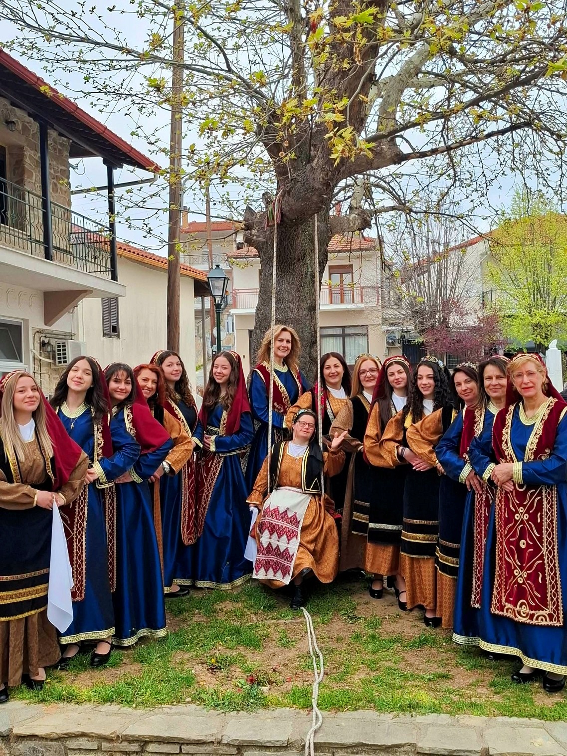 Οι γυναίκες του Στανού στο έθιμο της κούνιας