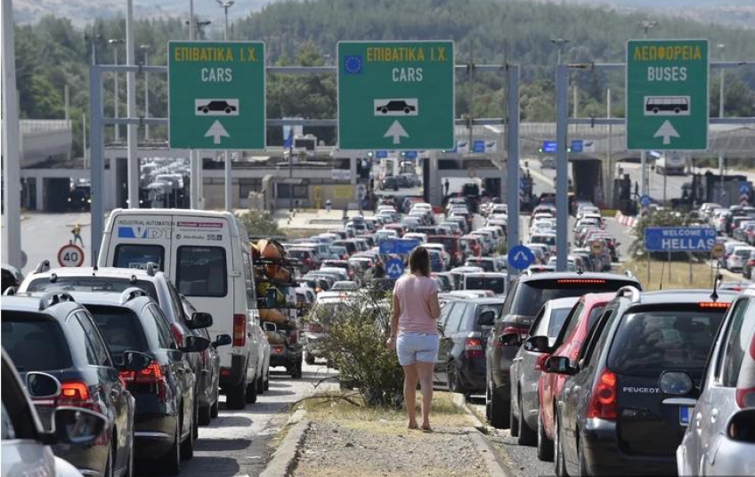 Αποκλεισμένοι στα σύνορα οι Σέρβοι τουρίστες - Διαμαρτυρίες από τη ...