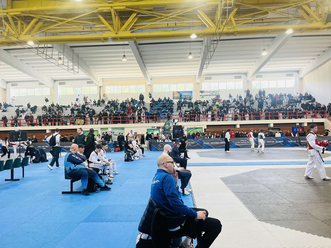 Κόσμος και αθλητές στο κλειστό Γυμναστήριο Πολυγύρου