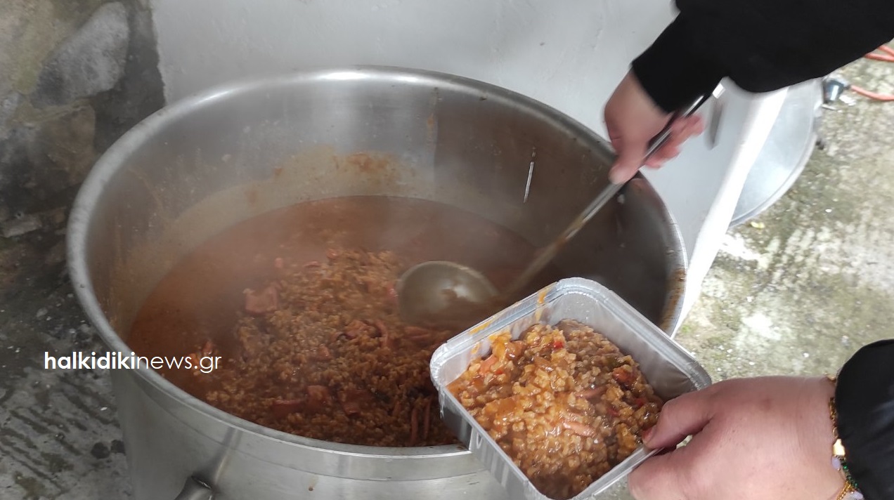 Καζάνι με μαγειρεμένο ρύζι με σουπιές