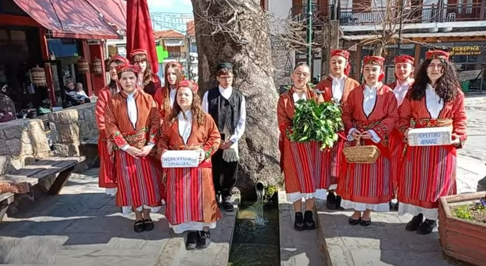 Στον πλάτανο της Αρναίας τα παιδιά τραγουδούν τη Χελιδόνα