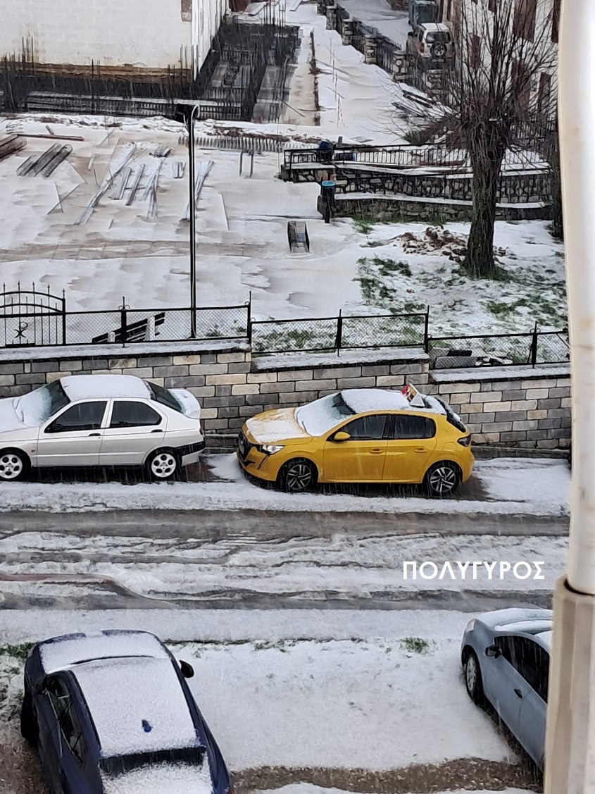 Δρόμοι και πλατείες στον Πολύγυρο στρωμένοι από το χαλάζι