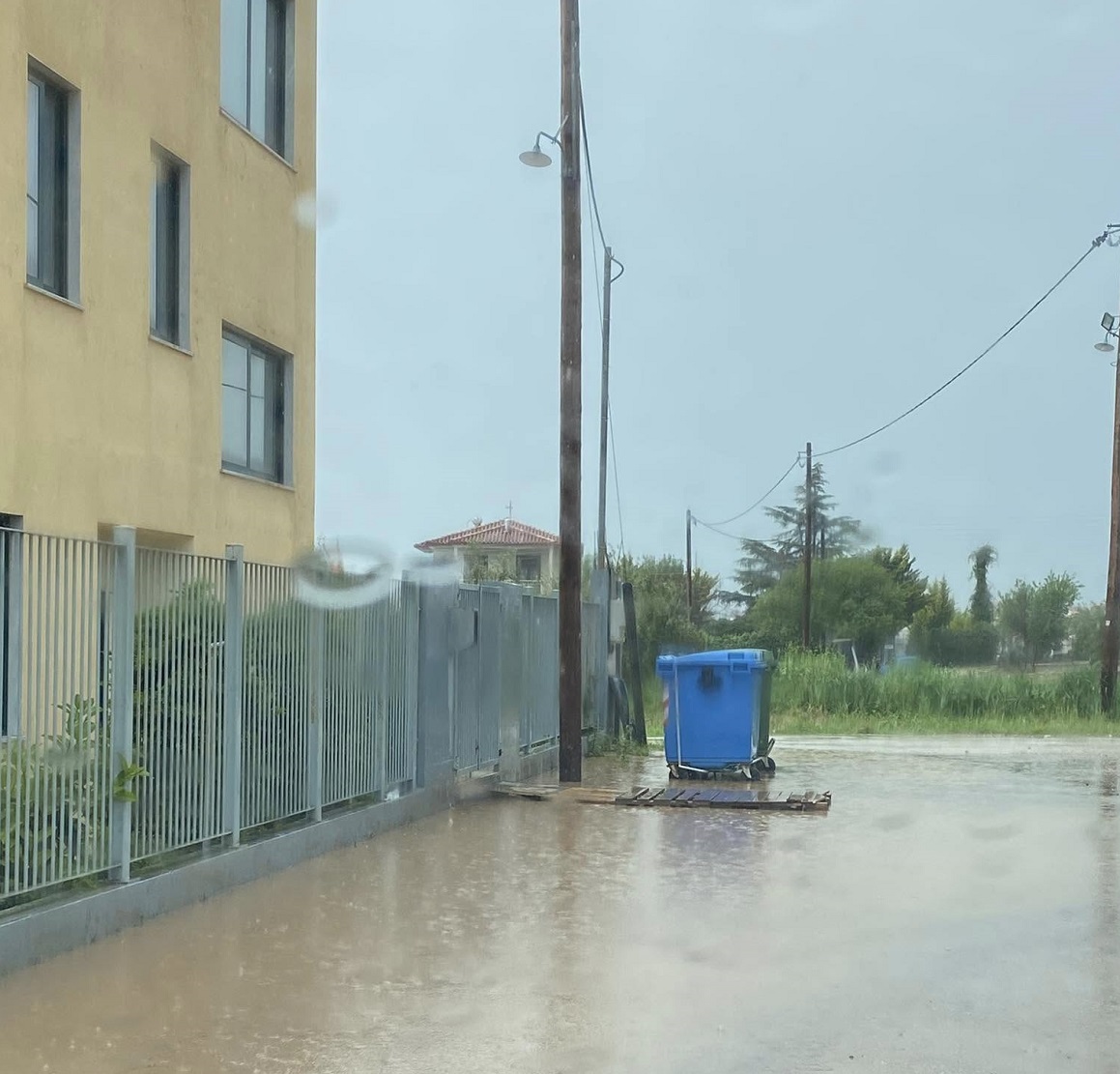 Πλημμυρισμένη η είσοδος του Δημοτικού Σχολείου Καλυβών - Γερακινής