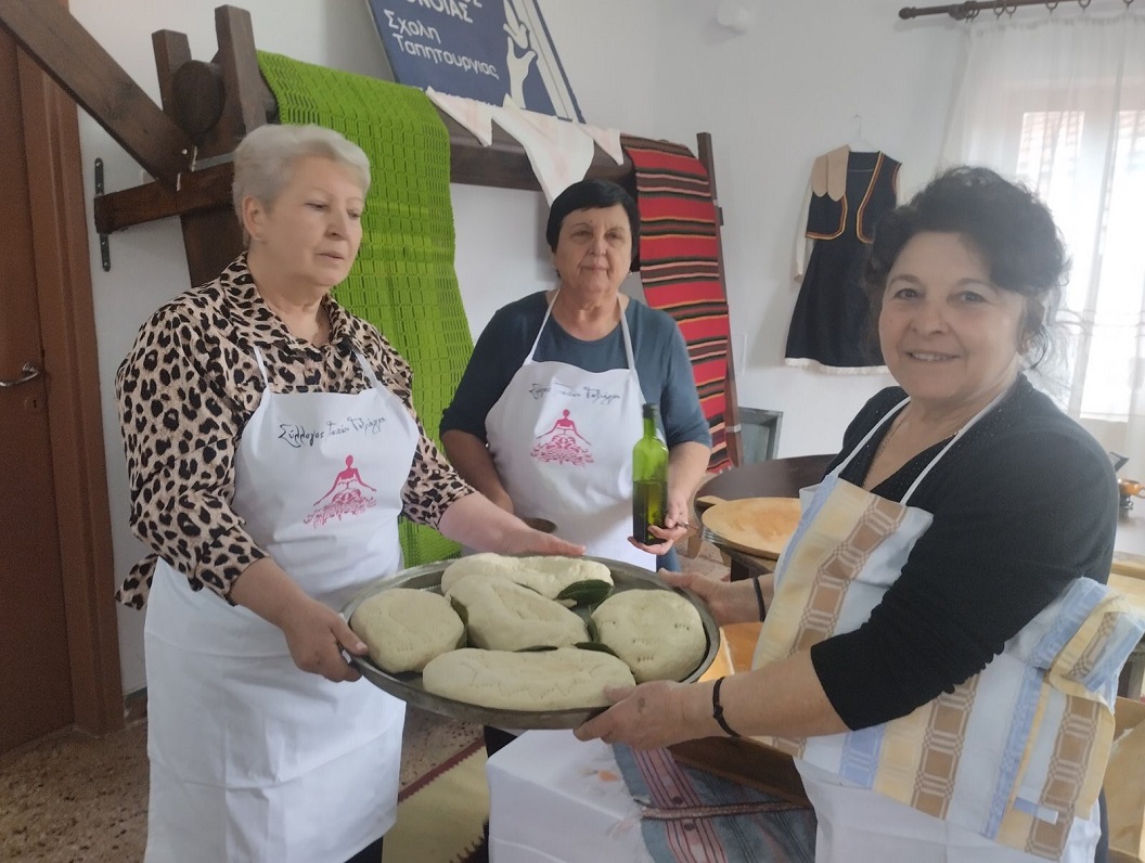 Οι γυναίκες του Ταξιάρχη αναβίωσαν το έθιμο της γκουργκούνας Οι γυναίκες του Ταξιάρχη αναβίωσαν το έθιμο της γκουργκούνας