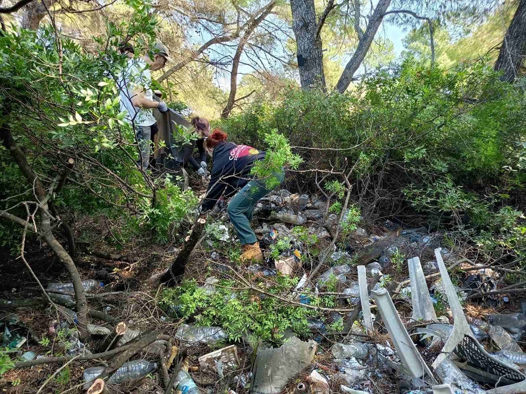Εθελοντές καθαρίζουν τη φύση του Γλαρόκαβου Εθελοντές καθαρίζουν τη φύση του Γλαρόκαβου