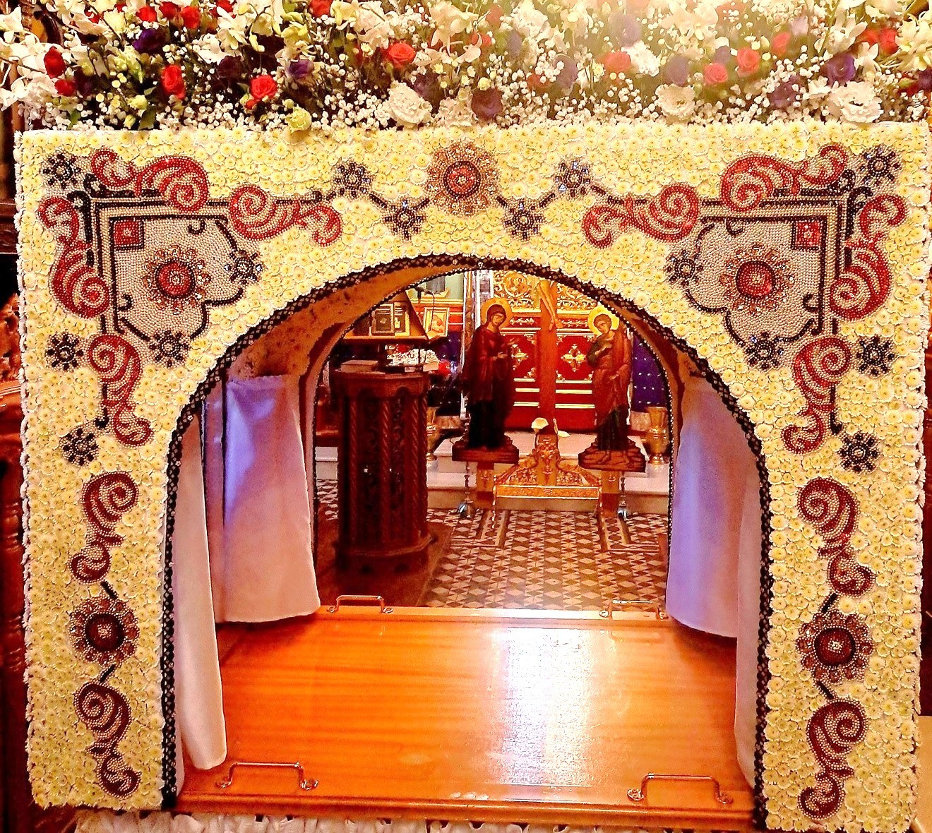 Ο Επιτάφιος της Ουρανούπολης με πέρλες και χρυσάνθεμα