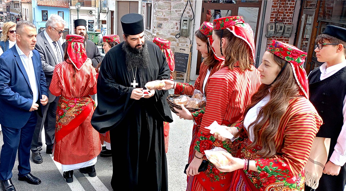 Πασχαλιά στην Αρναία με κόκκινα αυγά και παράδοση Πασχαλιά στην Αρναία με κόκκινα αυγά και παράδοση