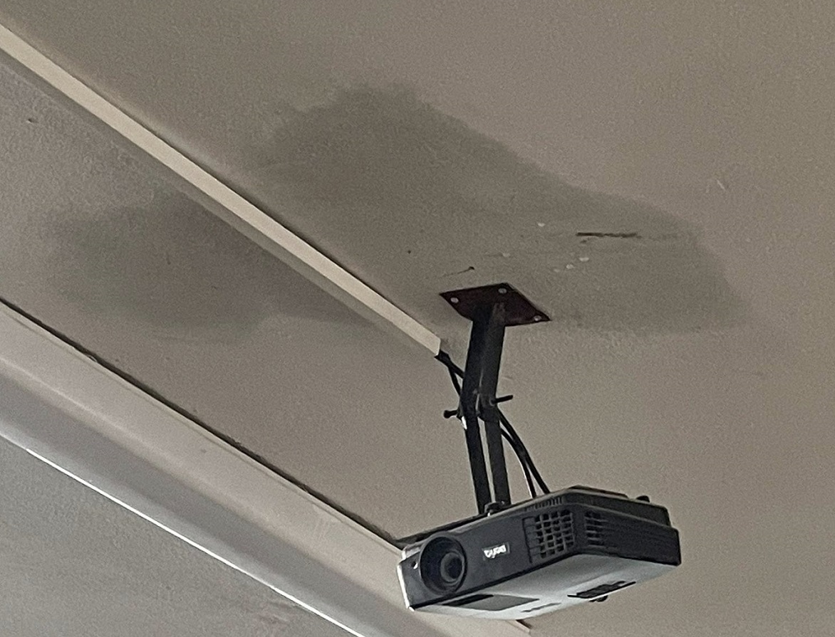 Υγρασία στην οροφή του Δημοτικού Σχολείου Ολυμπιάδας