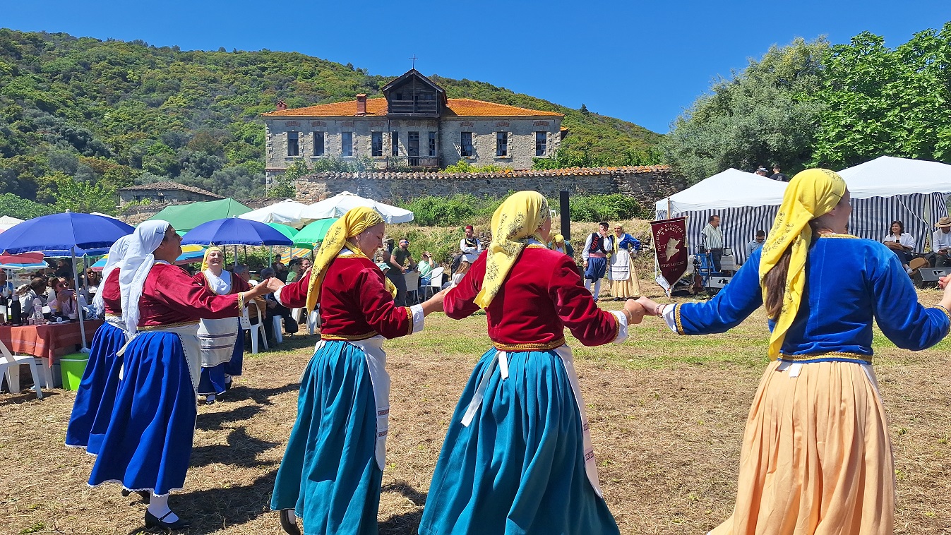 Παραδοσιακός χορός στη Σάρτη Χαλκιδικής στο Μετόχι του Αγίου Γεωργίου