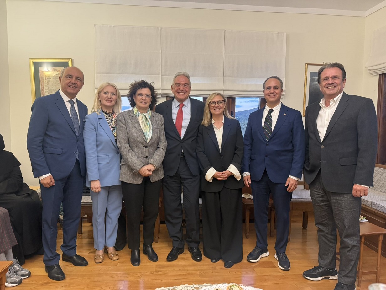 Οι ομιλητές και επίσημοι προσκεκλημένοι της εκδήλωσης στο Ίδρυμα Ορμύλια, ανάμεσα στους οποίους ο Θεόδωρος Καράογλου, η Λουκία Σαράντη, η Lejla Kolenovic Ismail και ο Jerry Ismail.