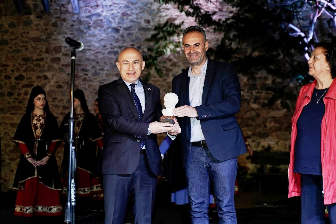 Βράβευση εκπροσώπου Γεωργίας από τον αντιδήμρχο Δήμου Αριστοτέλη Βράβευση εκπροσώπου Γεωργίας από τον αντιδήμρχο Δήμου Αριστοτέλη