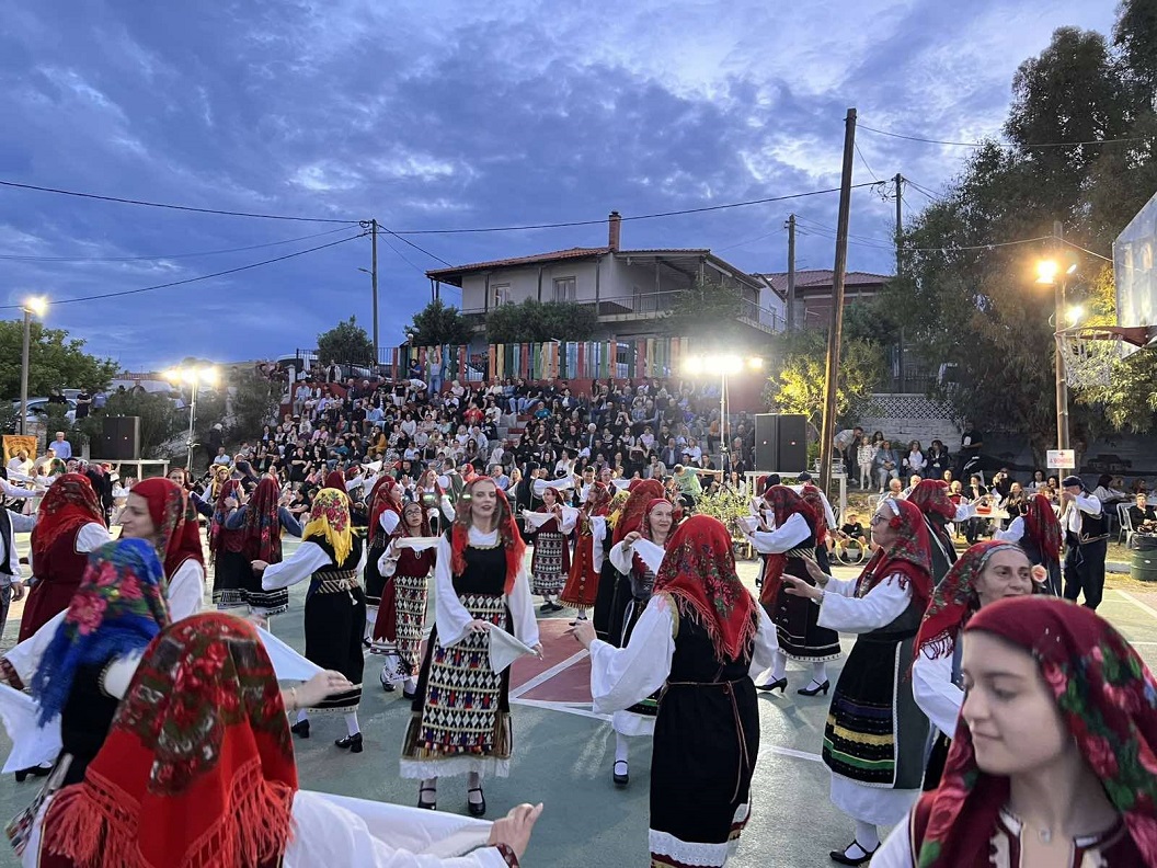 Δεκάδες χορευτές έδωσαν το παρόν στα Νέα Ρόδα Δεκάδες χορευτές έδωσαν το παρόν στα Νέα Ρόδα