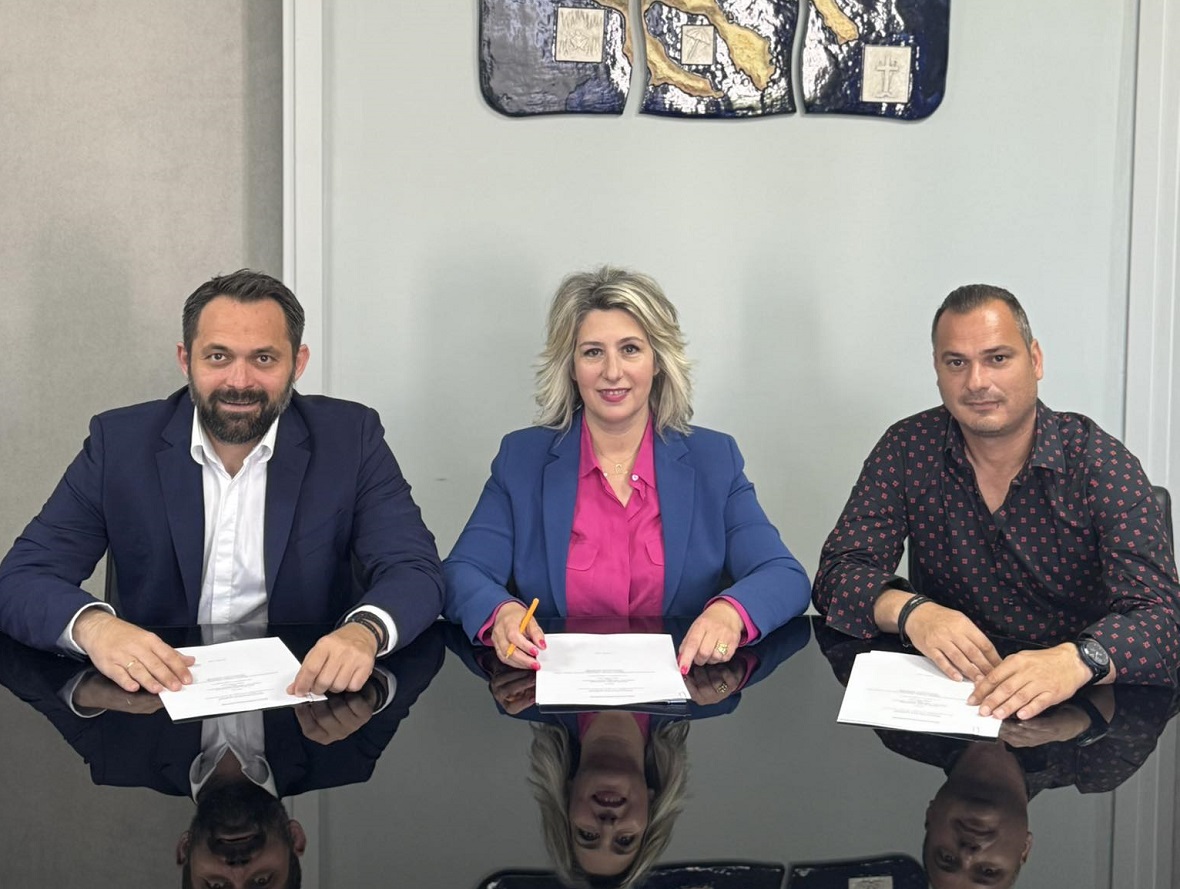 Ζωγράφου, Μαλλίνης και Ψηλογιάννης υπογράφουν τη σύμβαση