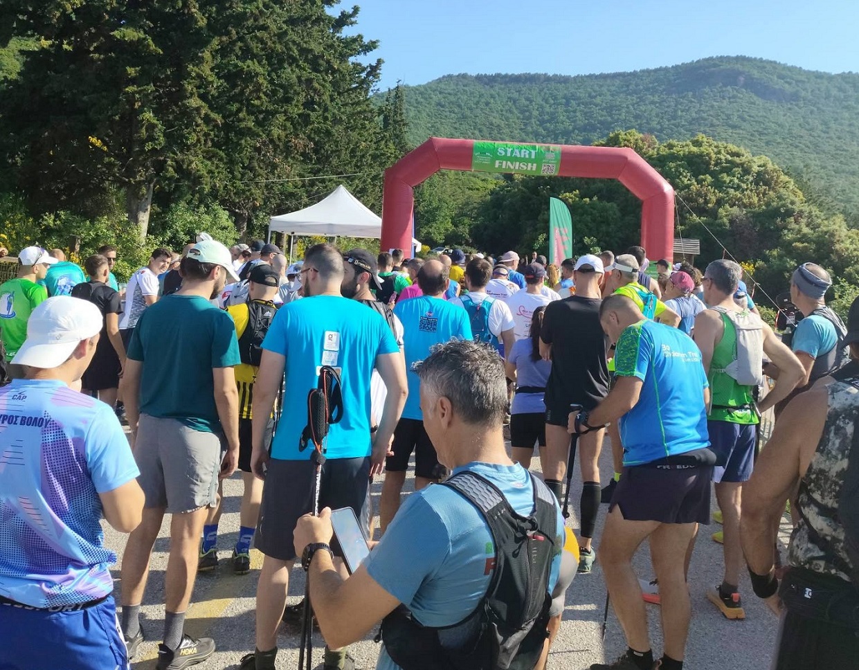 Δρομείς στην εκκίνηση του Cholomon Trail 2026 Δρομείς στην εκκίνηση του Cholomon Trail 2026