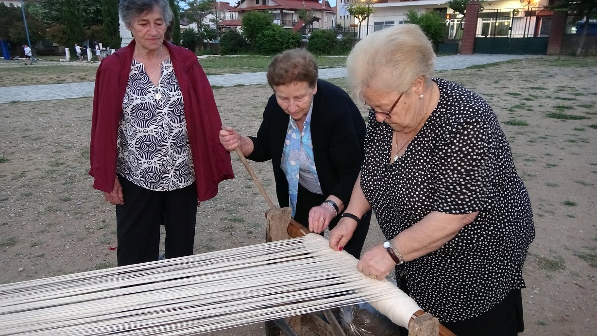 Υφάντρες της Αρναίας διδάσκουν την τέχνη Υφάντρες της Αρναίας διδάσκουν την τέχνη