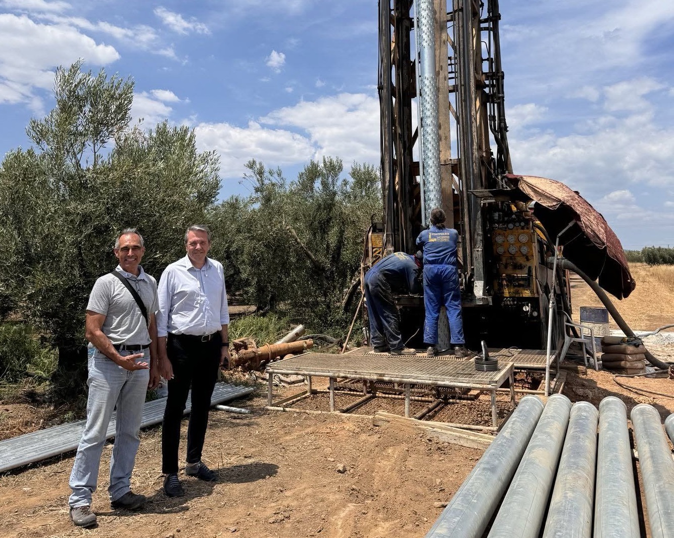 Ο Δήμαρχος Πολυγύρου επιθεωρεί γεώτρηση Ο Δήμαρχος Πολυγύρου επιθεωρεί γεώτρηση