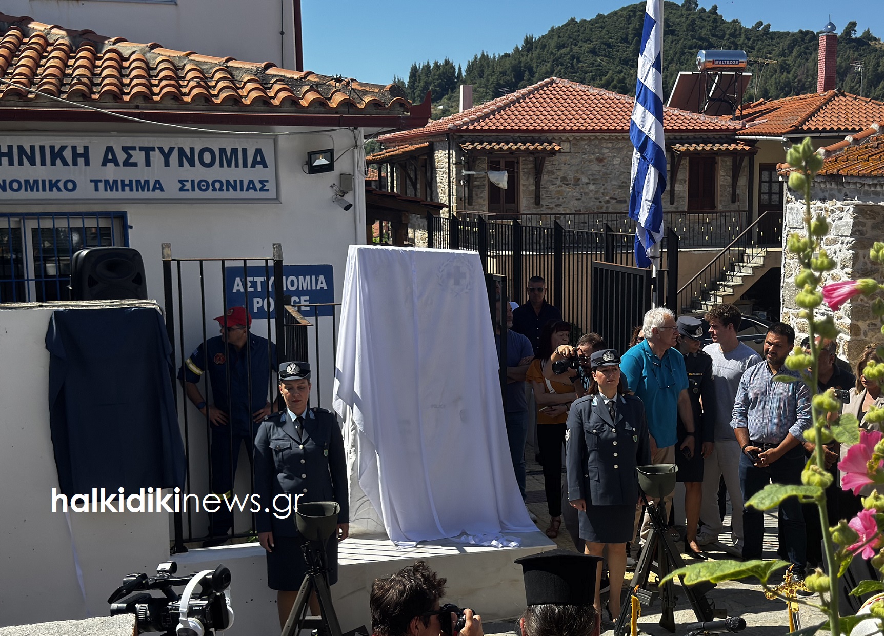 Αποκαλυπτήρια μνημείου στην Μαρία Ζαφείρη Αποκαλυπτήρια μνημείου στην Μαρία Ζαφείρη
