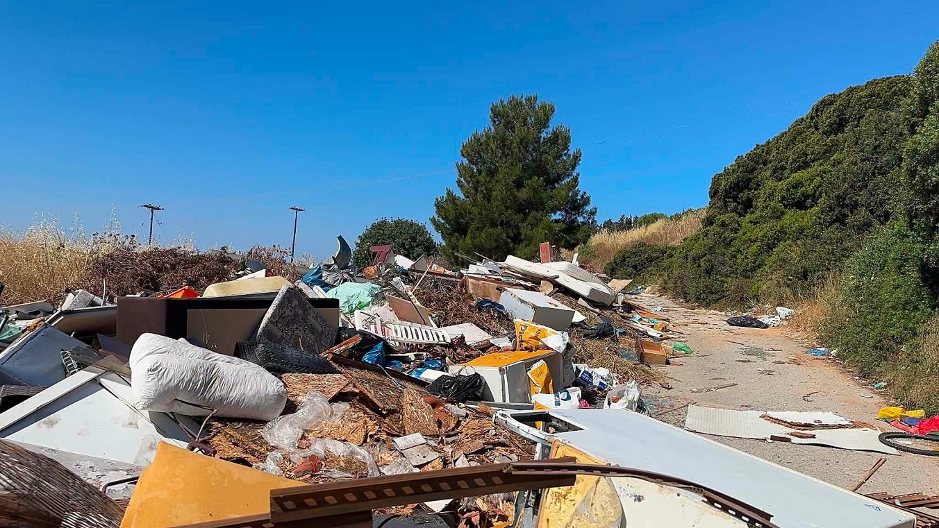Απορρίμματα στη Νέα Ποτίδαια Απορρίμματα στη Νέα Ποτίδαια