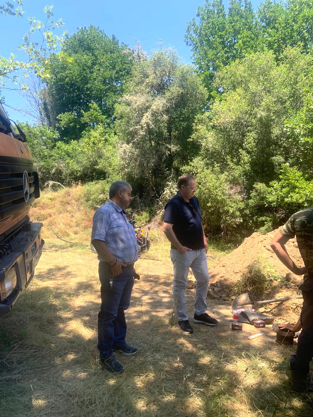 Ο δήμαρχος Αριστοτέλη Στέλιος Βαλιάνος επιθεωρεί εργασίες αποκατάστασης βλάβης στο Στανό