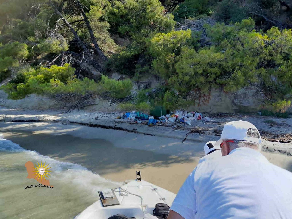 Επιχείρηση καθαρισμών ακτών από τη θάλασσα
