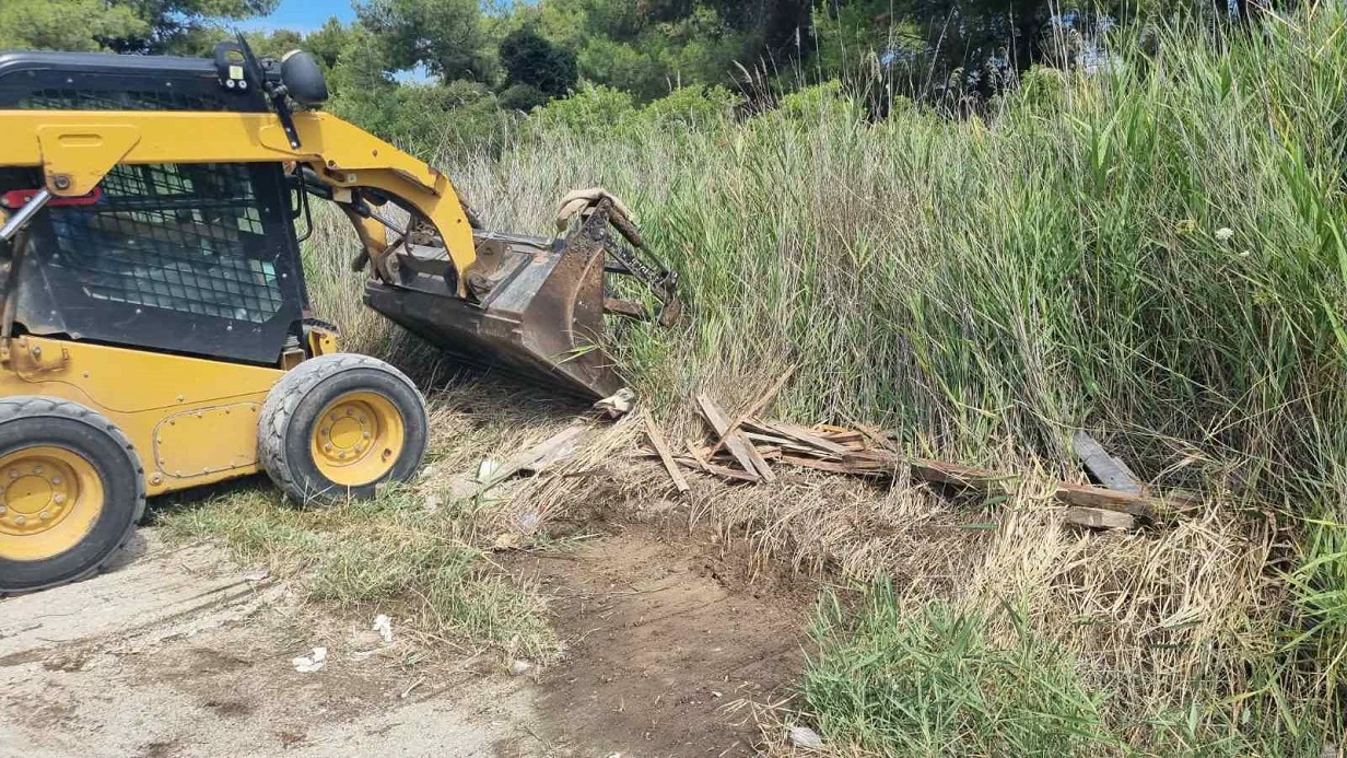 Καθαρισμός στο φυσικό λιμάνι του Γλαρόκαβου Καθαρισμός στο φυσικό λιμάνι του Γλαρόκαβου