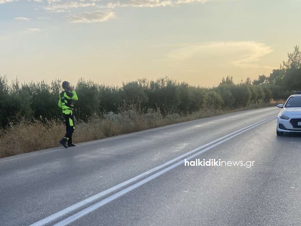Ο δρόμος άδειος μετά το τροχαίο καθώς η κυκλοφορία έχει σταματήσει Ο δρόμος άδειος μετά το τροχαίο καθώς η κυκλοφορία έχει σταματήσει