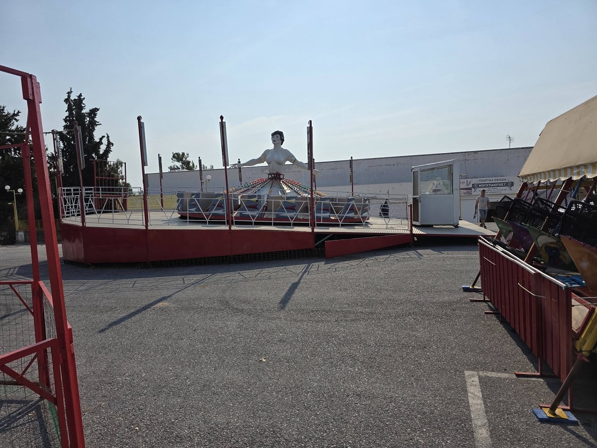 Ετοιμασία λούνα πάρκ στην εμποροπανήγυρη Αγίου Μάμα Ετοιμασία λούνα πάρκ στην εμποροπανήγυρη Αγίου Μάμα