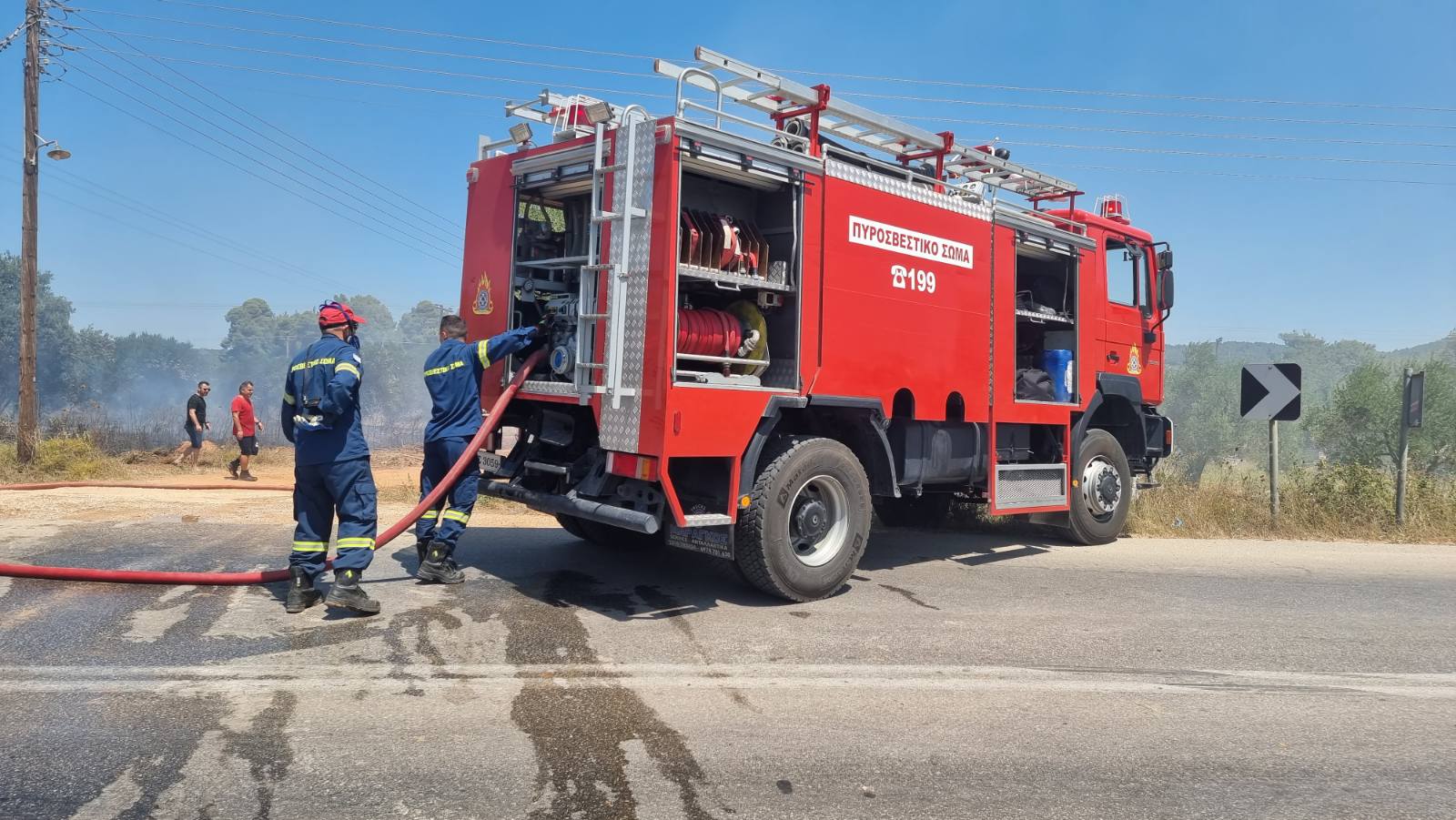 Πυροσβέστες εν ώρα εργασίας Πυροσβέστες εν ώρα εργασίας