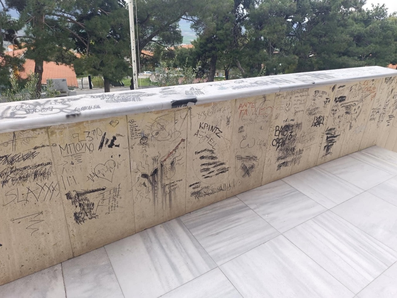 Γκράφιτι και ζημιές στον χώρο του σχολείου