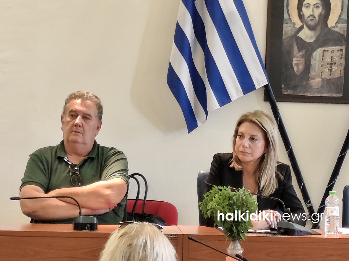 Η Μαρία Καρυστιανού με παραγωγικούς φορείς στον Πολύγυρο