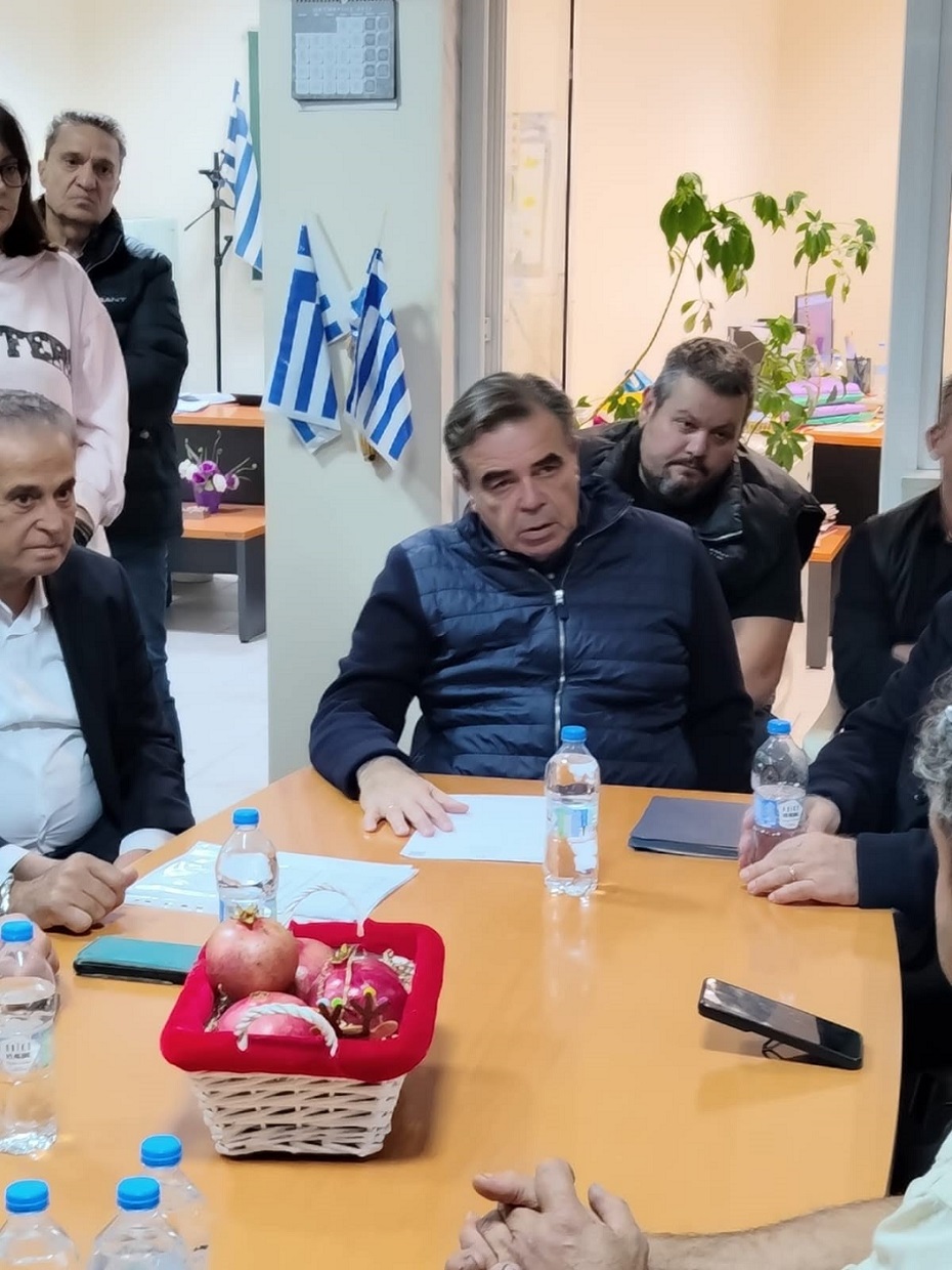 Ο Μαργαρίτης Σχοινάς στη σύσκεψη με κτηνοτρόφους της Γαλάτιστας