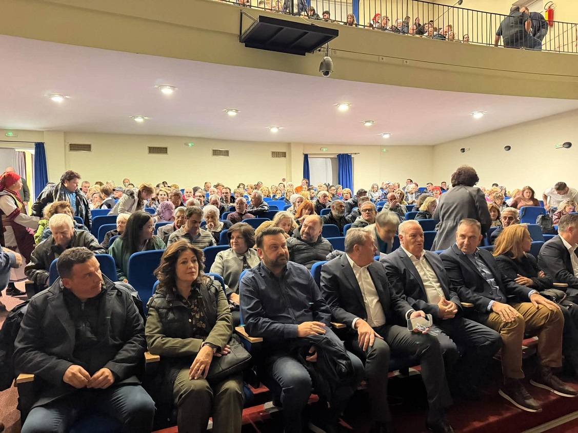 Οι επίσημοι στην εκδήλωση στο Δημοτικό θέατρο Πολυγύρου Οι επίσημοι στην εκδήλωση στο Δημοτικό θέατρο Πολυγύρου